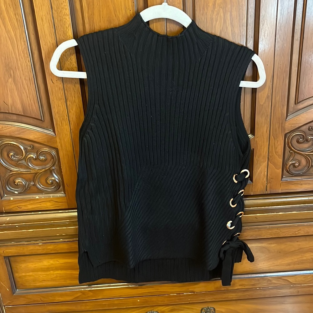 Beautiful sleeveless sweater with side detail